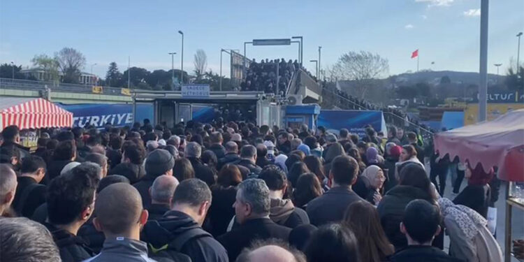 Altunizade'de metrobüs arızalandı