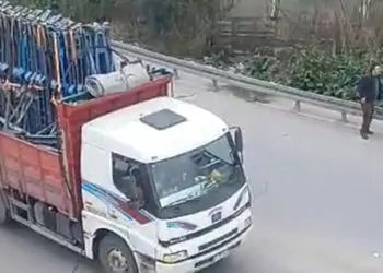 Cam yüklü kamyon elektrik tellerine takıldı