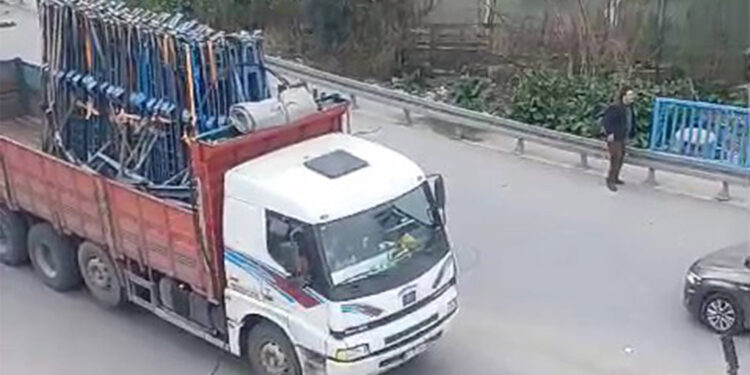 Cam yüklü kamyon elektrik tellerine takıldı