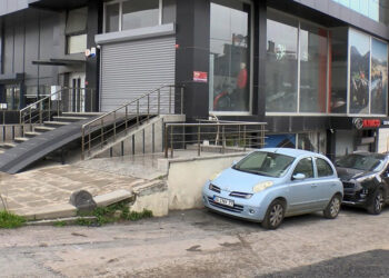 Ataşehir'de motosikletli 2 şüpheli iş yerine kurşun yağdırdı