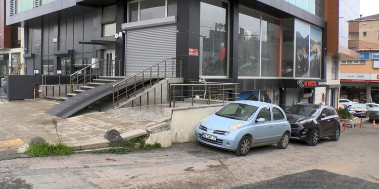 Ataşehir'de motosikletli 2 şüpheli iş yerine kurşun yağdırdı