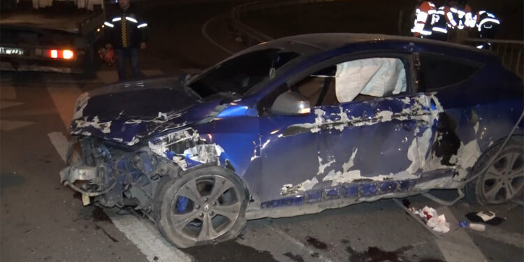 Avcılar D-100'de otomobil bariyerlere çarptı; 1 ölü