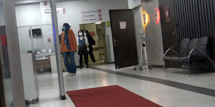 Avcılar Murat Kölük Devlet Hastanesi'nin 'acil servis'i boşaltıldı