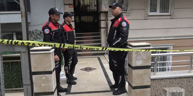 Eşini çocuklarının gözü önünde başından vurarak öldürdü