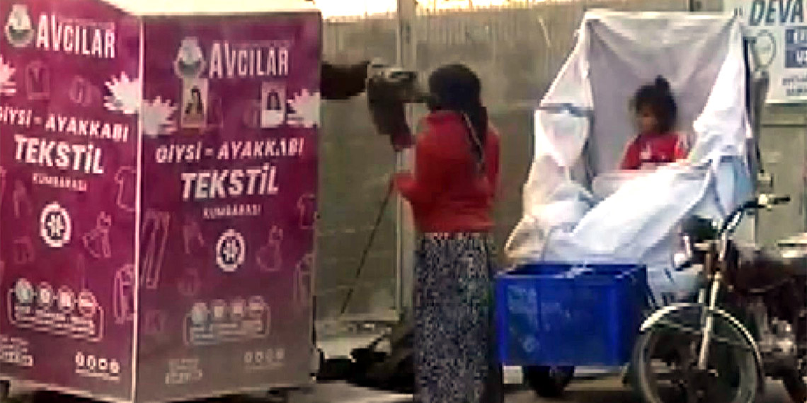 Avcılar'da ikinci el kıyafet ve ayakkabıların bırakıldığı giysi kumbaralarından hırsızlık yapıldığı anlar kameralara yansıdı.