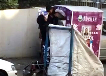 Avcılar'da giysi kumbaralarından hırsızlık kamerada
