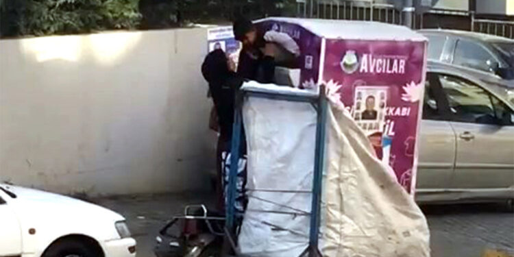 Avcılar'da giysi kumbaralarından hırsızlık kamerada