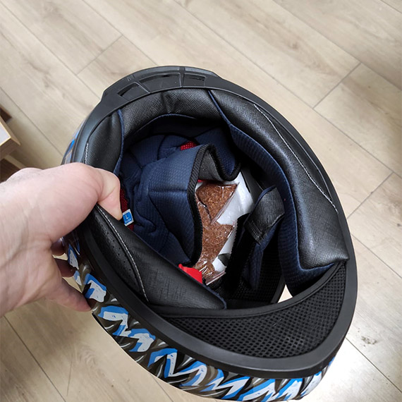 Avcılar Emniyet Müdürlüğü’ne bağlı mobil park ekiplerince, kask içinde çikolatalı uyuşturucu ele geçirildi.