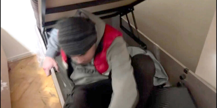 Avcılar'da kaçak göçmen bazanın içinden çıktı