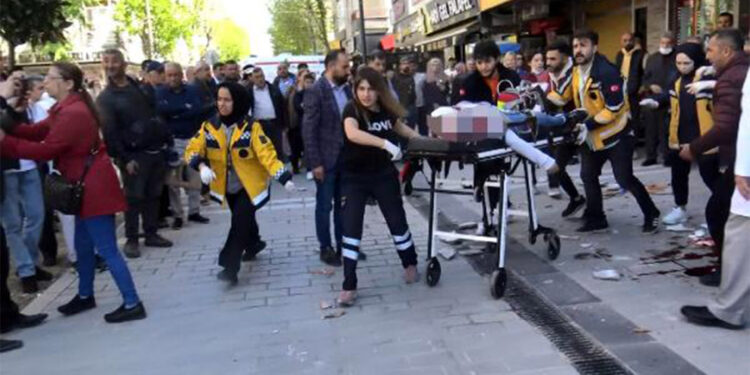 Avcılar'da yıkım sırasında korkutan an