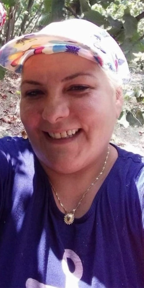 Bağcılar'da ölen kadını poşetlere saran Ensar Avuç, 10 gün cesetle aynı evde yaşadı. Polis ekipleri tarafından baskın yapılan evde bulunan ceset incelemenin ardından Adli Tıp Kurumuna götürülürken 3 kişi gözaltına alındı.