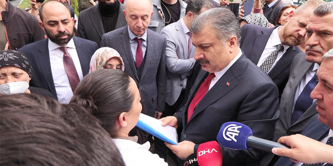 Sağlık Bakanı Fahrettin Koca, "Kasıt olmadıkça sağlık çalışanına veya hekime rücu edilme durumu söz konusu değil. Bu anlamda hiçbir hekim arkadaşımız endişe etmesin" dedi.