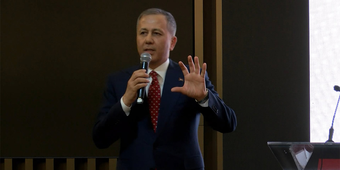 İçişleri Bakanı Ali Yerlikaya 'Tam Güvenli Fatih Bilgilendirme Toplantısı'nda konuştu. Yerlikaya, İstanbul'da yasal kalış hakkı olan toplam yabancı sayısının 1 milyon 92 bin 697 olduğunu belirtirken geçici koruma altındaki Suriyeli sayısının ise 350 bin 532 olduğunu açıkladı.