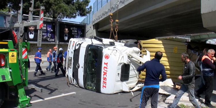 Bakırköy'de 4 kişinin ölümüne neden olan TIR 2019'da da aynı köprüye çarpmış