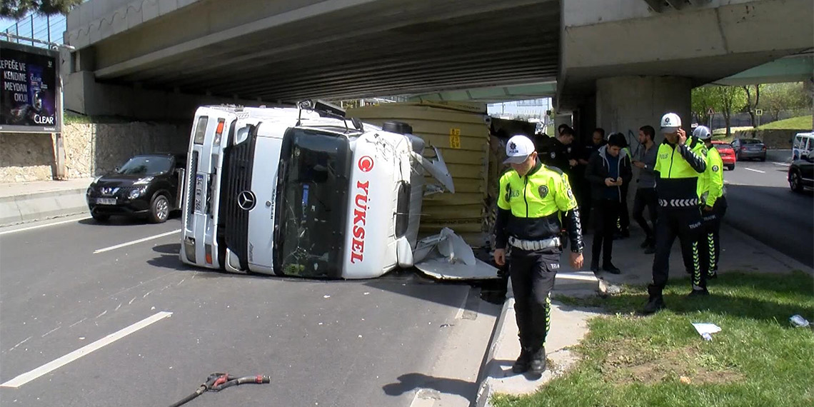 Bakırköy'de 4 kişinin ölümüne neden olan TIR 2019'da da aynı köprüye çarpmış