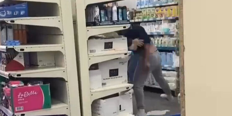 Başakşehir'de zincir markette kavga