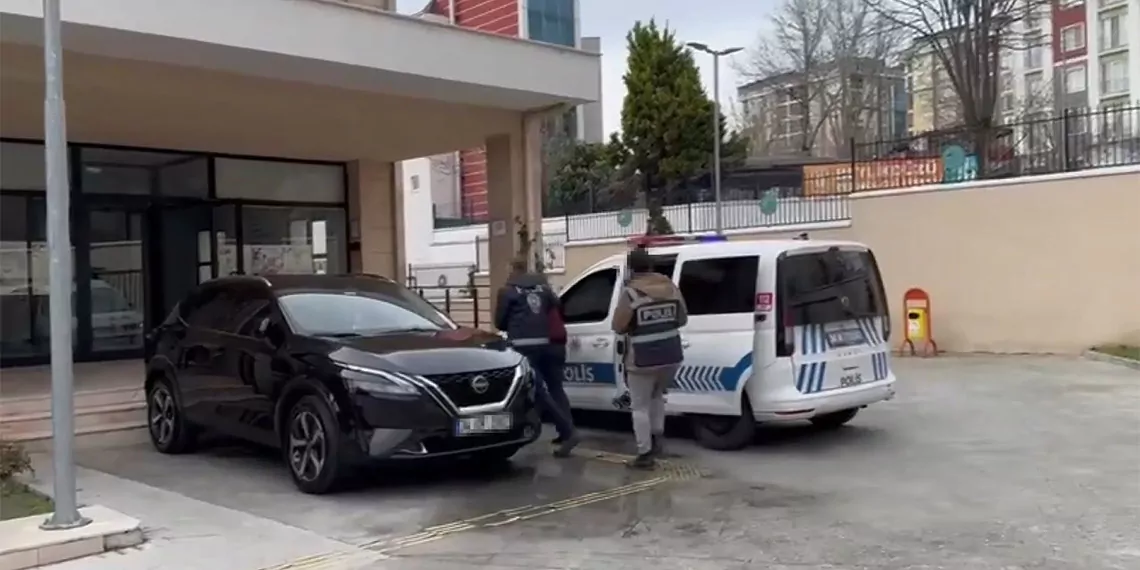 Beylikdüzü'nde polis süsü verip 285 bin liralık ziynet eşyasıyla kaçtılar