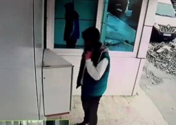 Beylikdüzü'nde polis süsü verip 285 bin liralık ziynet eşyasıyla kaçtılar