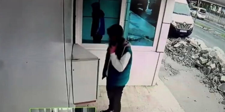 Beylikdüzü'nde polis süsü verip 285 bin liralık ziynet eşyasıyla kaçtılar