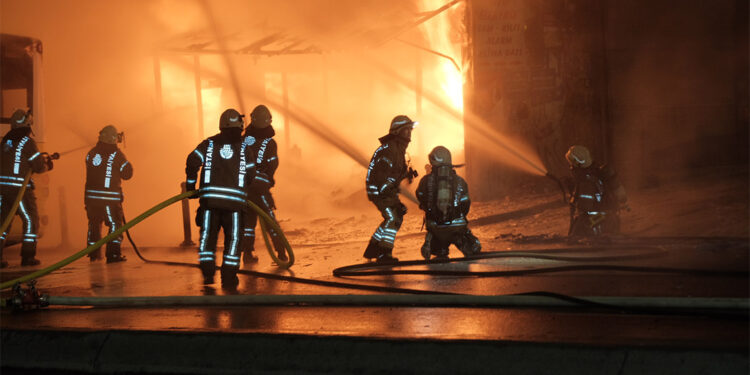 Beyoğlu'nda lastik tamircisinde yangın
