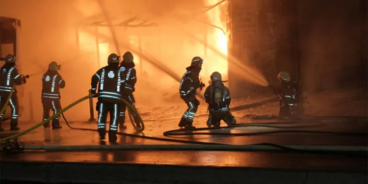 Beyoğlu'nda lastik tamircisinde yangın