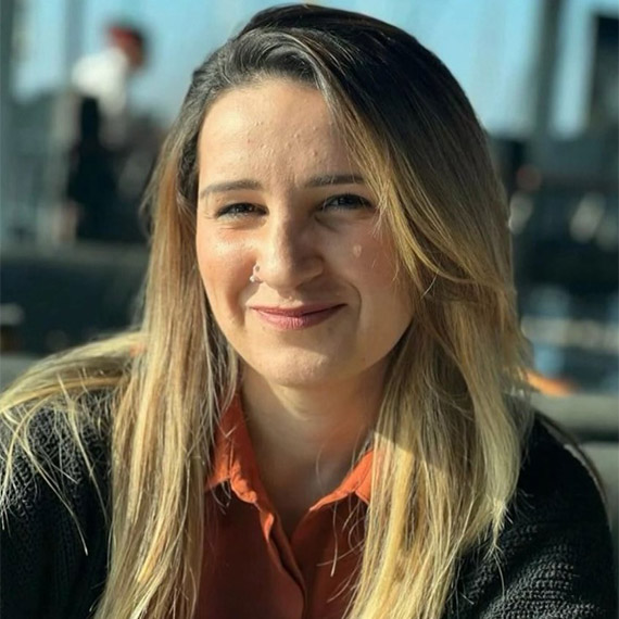 Başakşehir'de, 2 çocuk annesi 24 yaşındaki Dilem Gül Karlı, 1 ay önce boşanma kararı aldığı eşi Ferhat Karlı tarafından takip edilip, sokak ortasında 7 kez bıçaklandı. Genç kadının yoğun bakımda tedavisi sürerken, şüpheli Ferhat Karlı, eşinin başında ölmesini beklediği sırada gözaltına alındı. Ferhat Karlı'nın geçtiğimiz ay Pendik'te boşandığı eşini bıçaklayarak öldüren Ümit Karlı'nın amcasının oğlu olduğu öğrenildi.