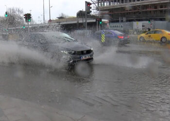 Eminönü'nde sağanak yağış; yollar göle döndü