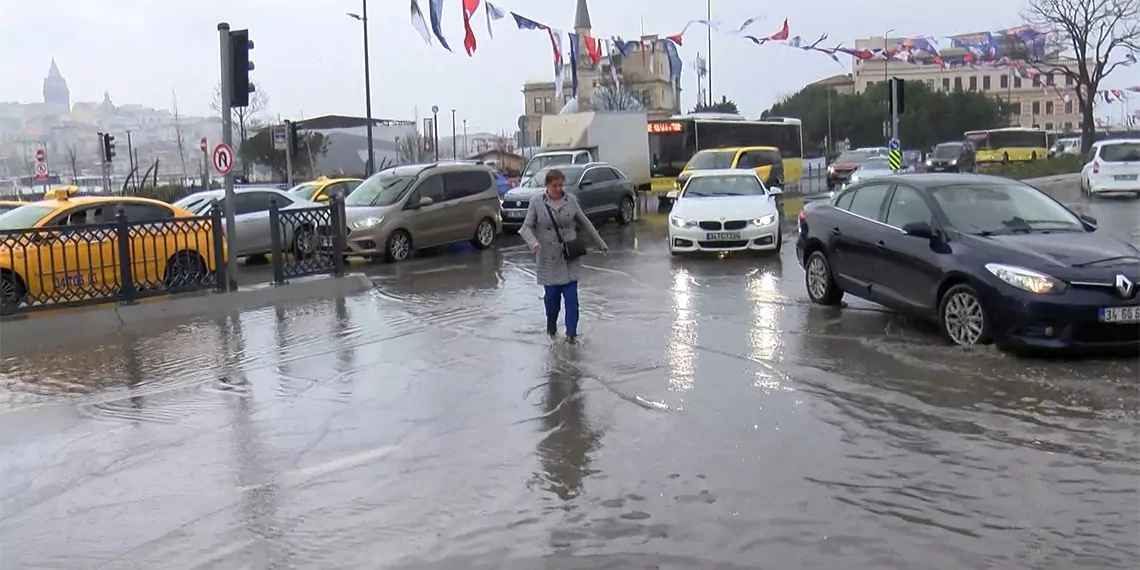 Meteoroloji uyarmıştı; 23 kentte fırtına ve kuvvetli yağış bekleniyor. Yetkililer vatandaşları dikkatli ve tedbirli olması konusunda uyardı.