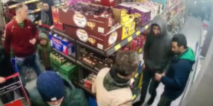 Esenler'de markette uyuşturucu alışverişi