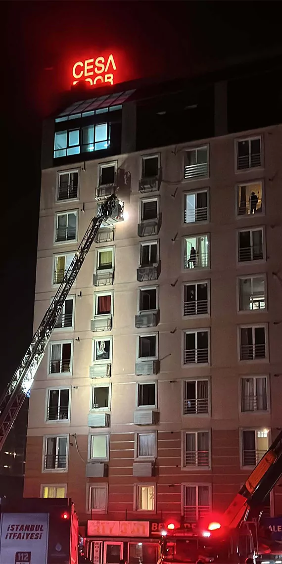 Esenyurt'ta 11 katlı rezidansın bodrum katında çıkan yangında dumanların sardığı binada mahsur kalan 40 kişi tahliye edildi.