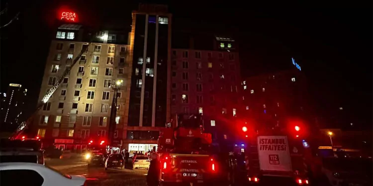 Esenyurt'ta 11 katlı rezidansta yangın