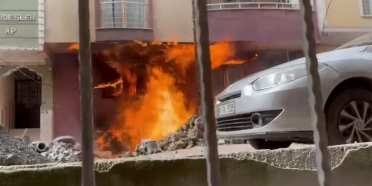 Esenyurt'ta doğalgaz borusunda patlama