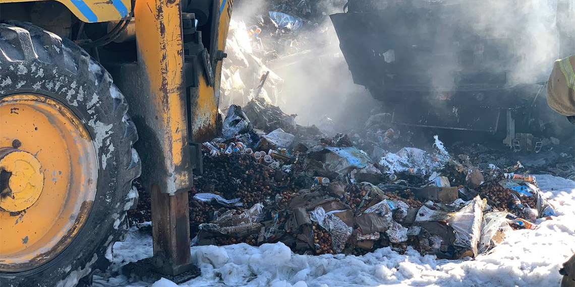 Esenyurt'ta TIR garajında yangın