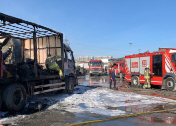 Esenyurt'ta TIR garajında yangın