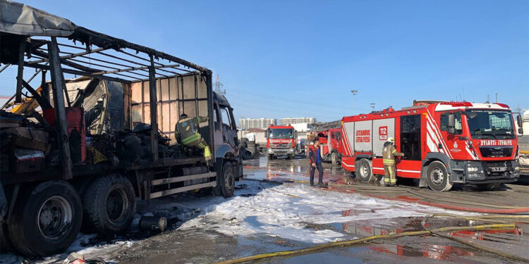 Esenyurt'ta TIR garajında yangın