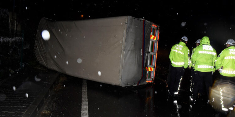 Eyüpsultan'da tekstil malzemesi yüklü kamyon devrildi