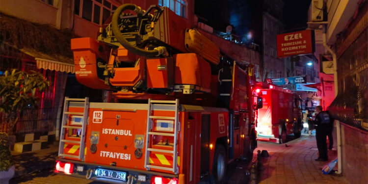 Fatih'te 5 katlı binada yangın