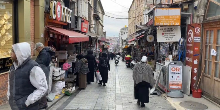 Fatih'te telefon kılıfı iadesi tartışması