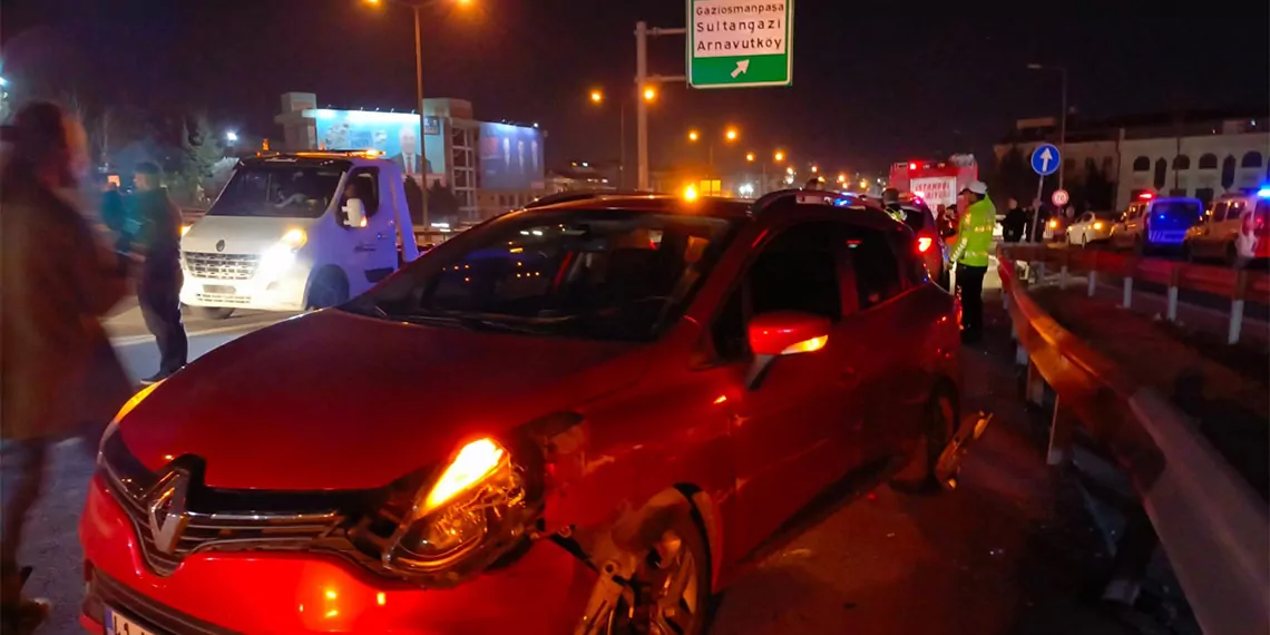 Gaziosmanpaşa, tem otoyolu'nda seyir halindeki otomobil, iddiaya göre şerit değiştirmeye çalıştığı sırada önce yanında giden otomobile ardından da bariyerlere çarptı. Kazada bariyerler otomobile ok gibi saplanırken, otomobilin sürücüsü halil i̇brahim akbalık (24) hayatını kaybetti, yanındaki kişi ise ağır yaralandı.