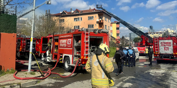 Otomobil kaportası tamir eden iş yerinde yangın
