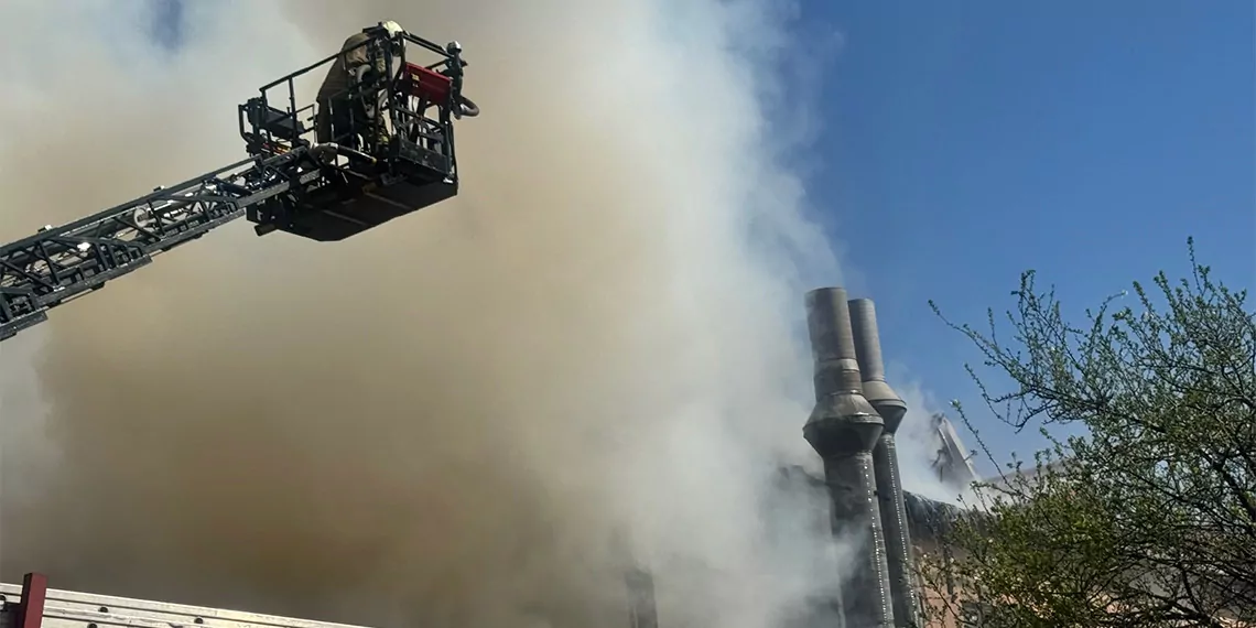 Ataşehir barbaros mahallesi'nde otomobil kaportası tamir eden iş yerinde yangın çıktı. Olay yerine çok sayıda itfaiye ekibi sevk edildi.