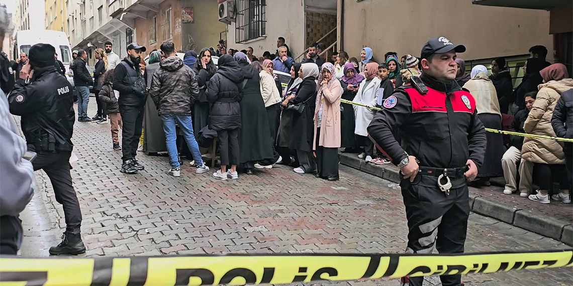 Beyoğlu'nda Nusretiye Camii içerisinde yaşanan intihar olayının ardından aile faciası çıktı. Camide intihar eden Uğur Falay(35)'ın Bahçelievler'de annesini ve kız kardeşini öldürdükten sonra intihar ettiği belirlendi.