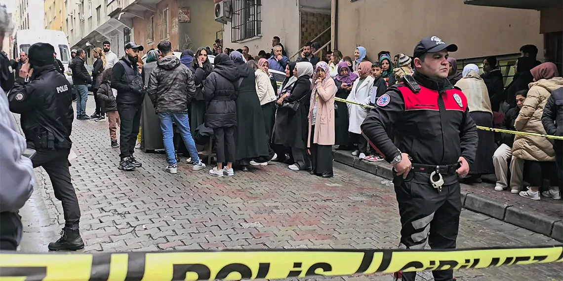 Beyoğlu'nda nusretiye camii içerisinde yaşanan intihar olayının ardından aile faciası çıktı. Camide intihar eden uğur falay(35)'ın bahçelievler'de annesini ve kız kardeşini öldürdükten sonra intihar ettiği belirlendi.