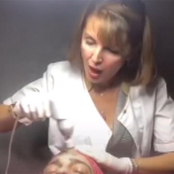 Güzellik salonunda topuklu ayakkabı dayağı