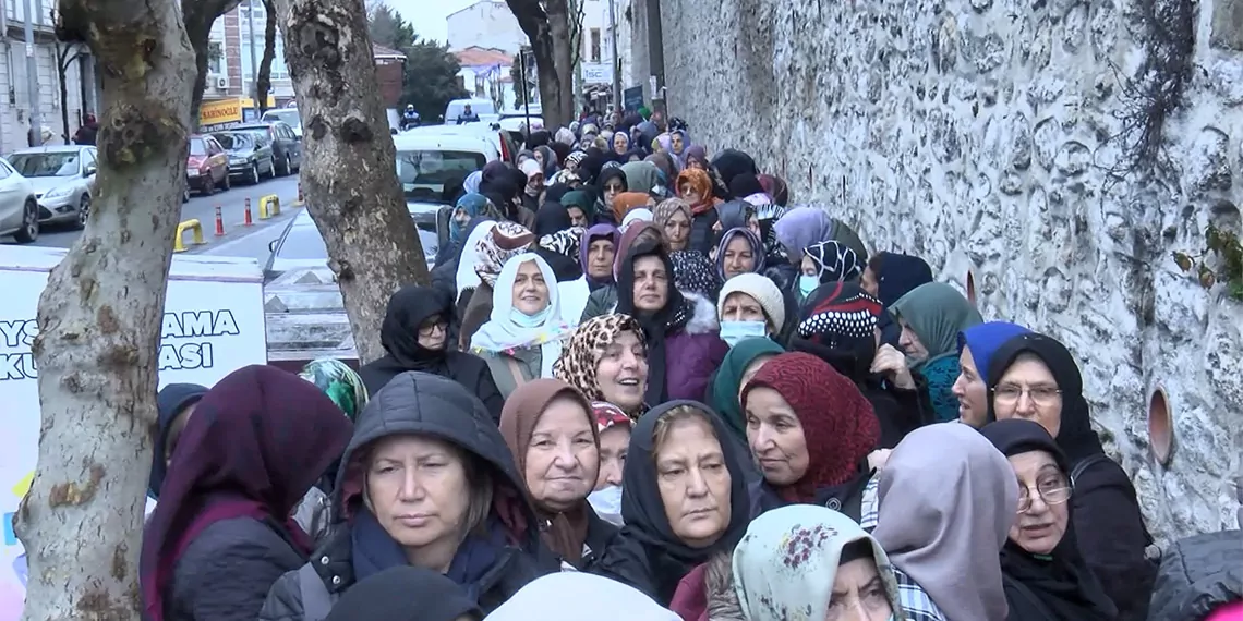 Fatih'te bulunan hırka-i şerif ziyarete açıldı