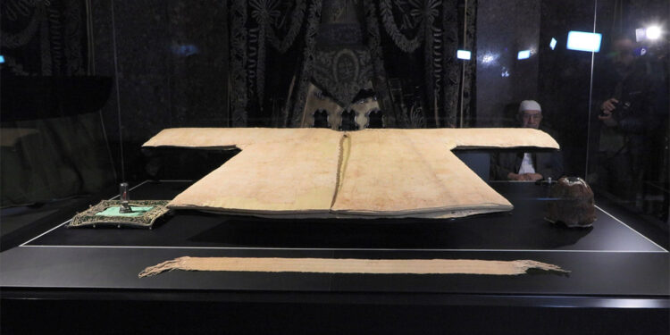 Fatih'te bulunan Hırka-i Şerif ziyarete açıldı