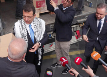 Ekrem İmamoğlu, Gazze'ye yardım götüren TIR'ları uğurladı