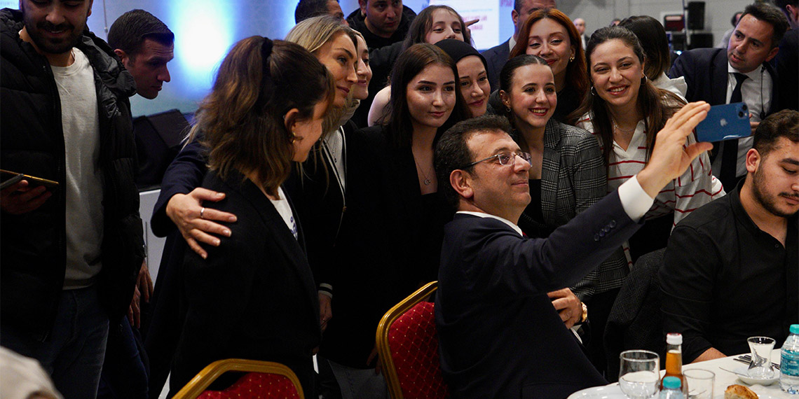 İBB'nin öğrenci yurtlarında kalan öğrencilerle iftar programında buluşan İmamoğlu, "Önümüzdeki yıl, 100 bin öğrenciye karşılıksız 15 bin lira destek vermeye karar verdik. Bundan yararlanamayan 100 bin gencimize ise ekstra bir 100 binlik kota oluşturup, onlara da ücretsiz ulaşım desteği sağlayarak, desteğimizi bir kısım daha yukarıya taşıyacağız" dedi.