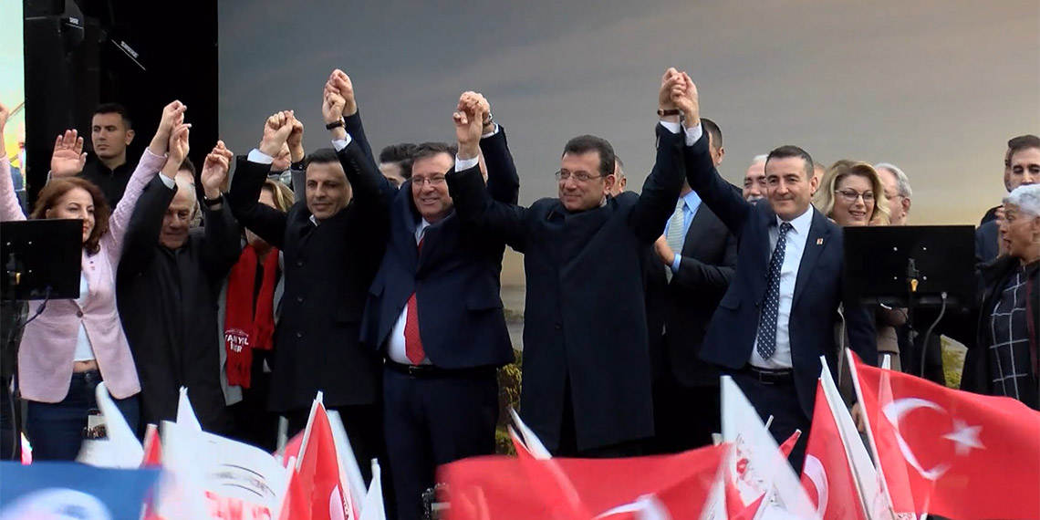 İBB Başkanı Ekrem İmamoğlu, Sarıyer'de düzenlenen halk buluşmasında konuştu. İmamoğlu, "Bu yolda geride bırakılacak tek bir yurttaş, tek bir oy dahi yoktur. Bölünmek ve ayrışmak sadece bir kişinin işine gelir. Biliyorsunuz değil mi o bir kişiyi. Onun için buradan size, sizin nezdinizdeki bütün Sarıyerli hemşerilerime sesleniyorum, oyunuzu bölmeyin" dedi.