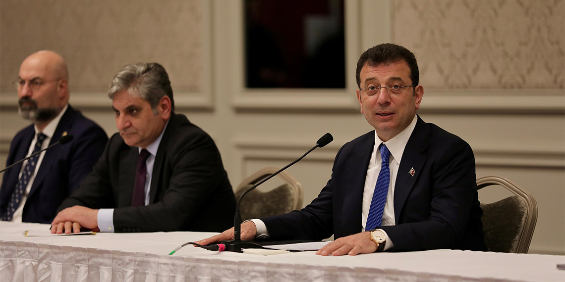 İstanbul Büyükşehir Belediye Başkanı Ekrem İmamoğlu, “Bakın önünüzde sadece iki seçenek var. Siyasi hesaplarla, kurgularla, kumpaslarla hareket edenlere, size masallar anlatanlara itibar etmeyin" dedi.